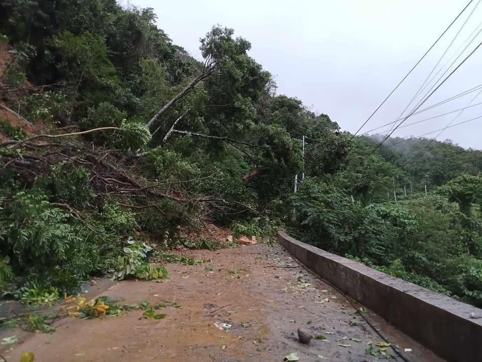 MAJOR LANDSLIDE RENDERS MAHARLIKA HIGHWAY IMPASSABLE IN STA. ELENA, CAMARINES NORTE