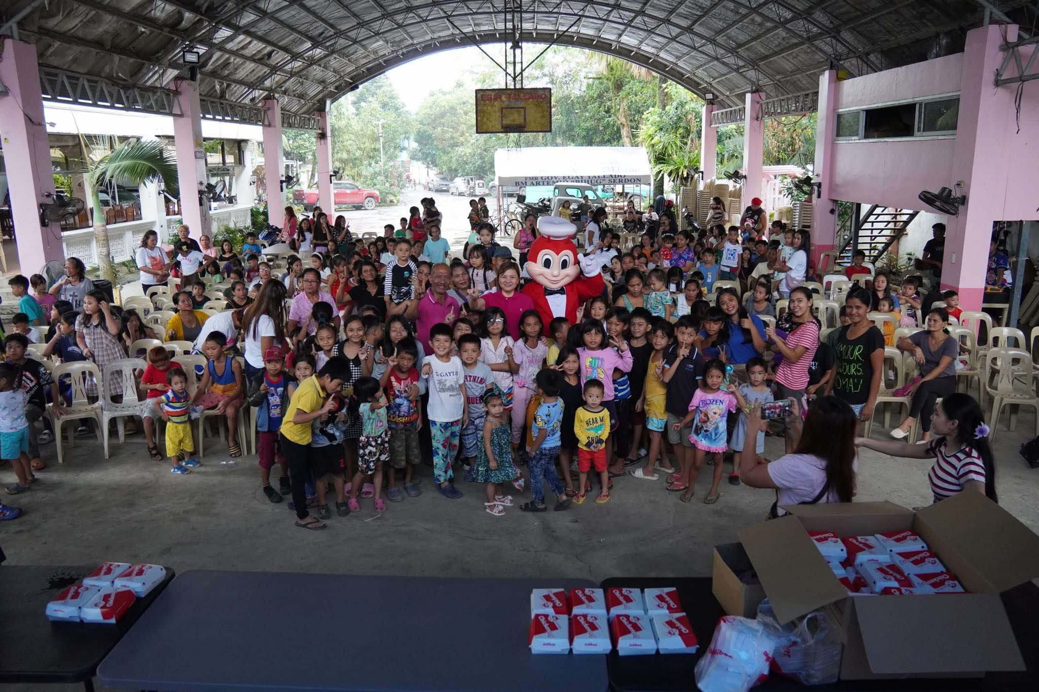 CAMARINES NORTE REP. JOSIE TALLADO SPREADS CHRISTMAS JOY WITH JOLLIBEE